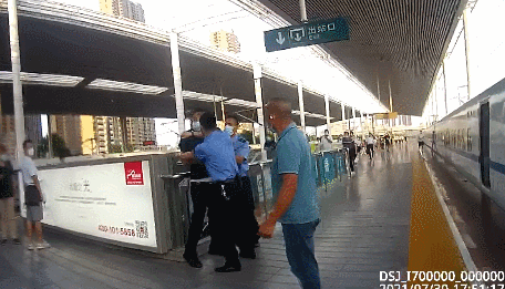 国产高铁女列车长视频,国产高铁女列车长的一天